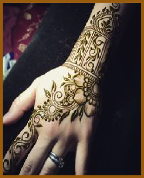 Artistic Mehndi With Small Floral Droplets